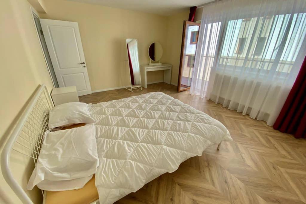 Cozy Modern One Bedroom Floresti  Ngoại thất bức ảnh